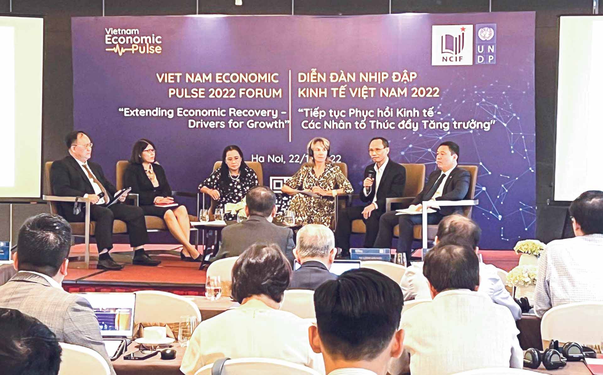 Các chuyên gia kinh tế tại Diễn đàn “Nhịp đập kinh tế Việt Nam 2022: Tiếp tục phục hồi kinh tế - Các nhân tố thúc đẩy tăng trưởng”,  ngày 22/11 tại Hà Nội. (Nguồn: Diễn đàn doanh nghiệp)