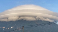 Tây Ninh: Bức ảnh đám mây hình chiếc nón trên đỉnh núi Bà Đen gây sốt