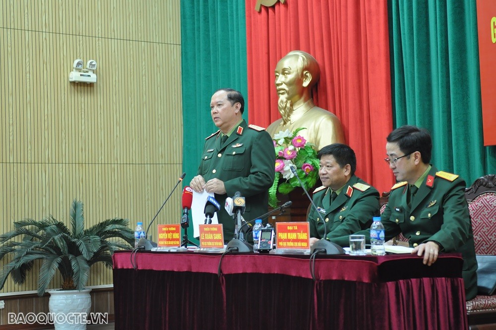 (11.24) Thiếu tướng Nguyễn Việt Hùng, Phó chính ủy Tổng cục công nghiệp Quốc phòng, Bộ Quốc phòng, giải đáp câu hỏi của các phóng viên. (Ảnh: Minh Quân)