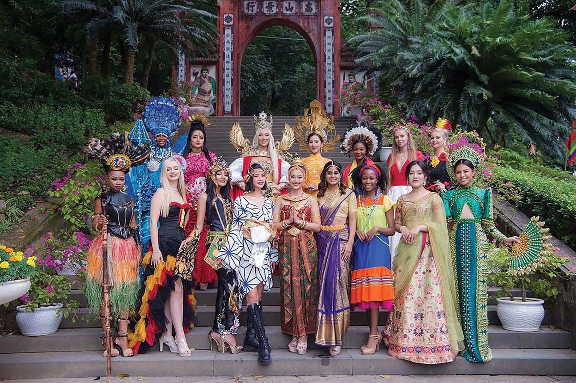 Các người đẹp thế giới tại Khu di tích lịch sử Đền Hùng, Phú Thọ. (Nguồn: BTC)