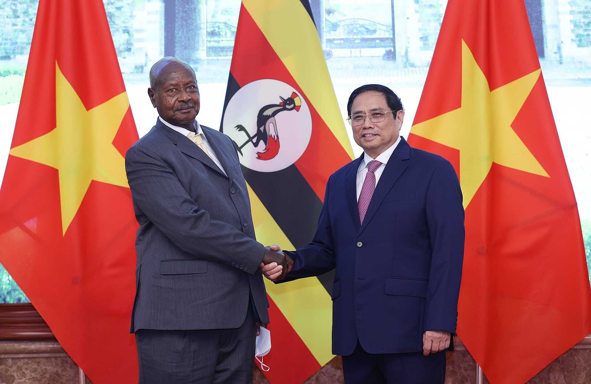 Thủ tướng Phạm Minh Chính và Tổng thống Uganda Yoweri Kaguta Museveni chụp ảnh chung. (Nguồn: TTXVN)