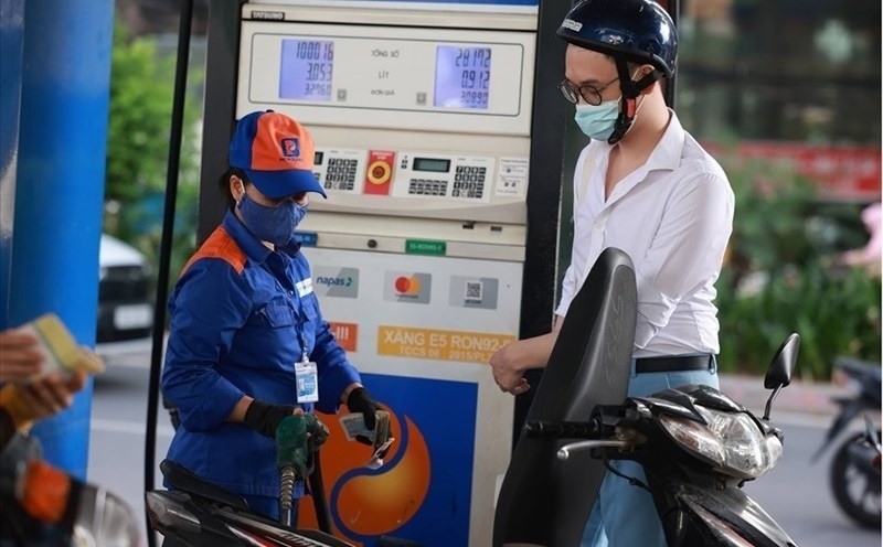 Giá xăng dầu hôm nay 25/11: ; giá nhập tăng cao và nhanh, người Việt 'gánh thêm' hàng chục nghìn tỷ đồng