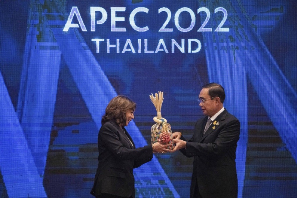 (11.25) Mỹ, Chủ tịch APEC 2023, đã mời Nga tham dự phiên họp sơ bộ - Ảnh: Phó Tổng thống Mỹ nhận chiếc giỏ chalom từ Thủ tướng Thái Lan. (Nguồn: AP)