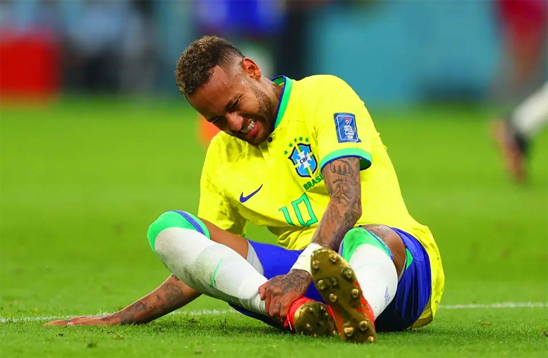 World Cup 2022: Neymar rời sân trong nước mắt do chấn thương bong gân chân