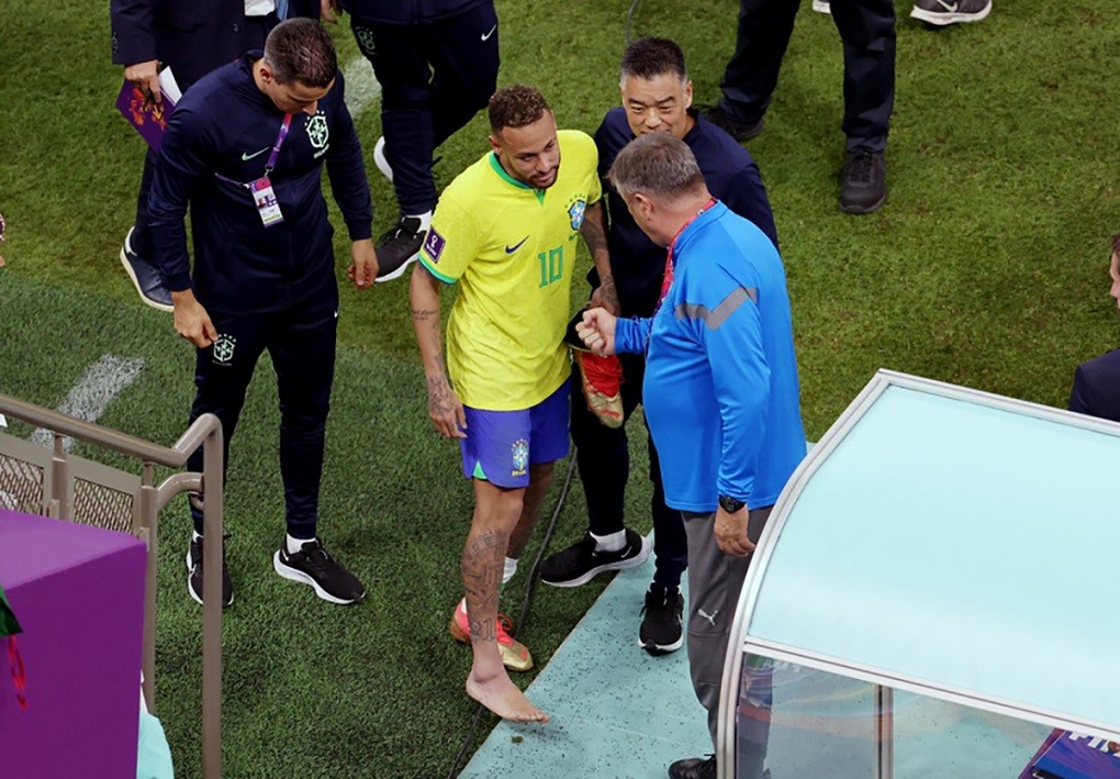 World Cup 2022: Neymar rời sân trong nước mắt do chấn thương bong gân chân