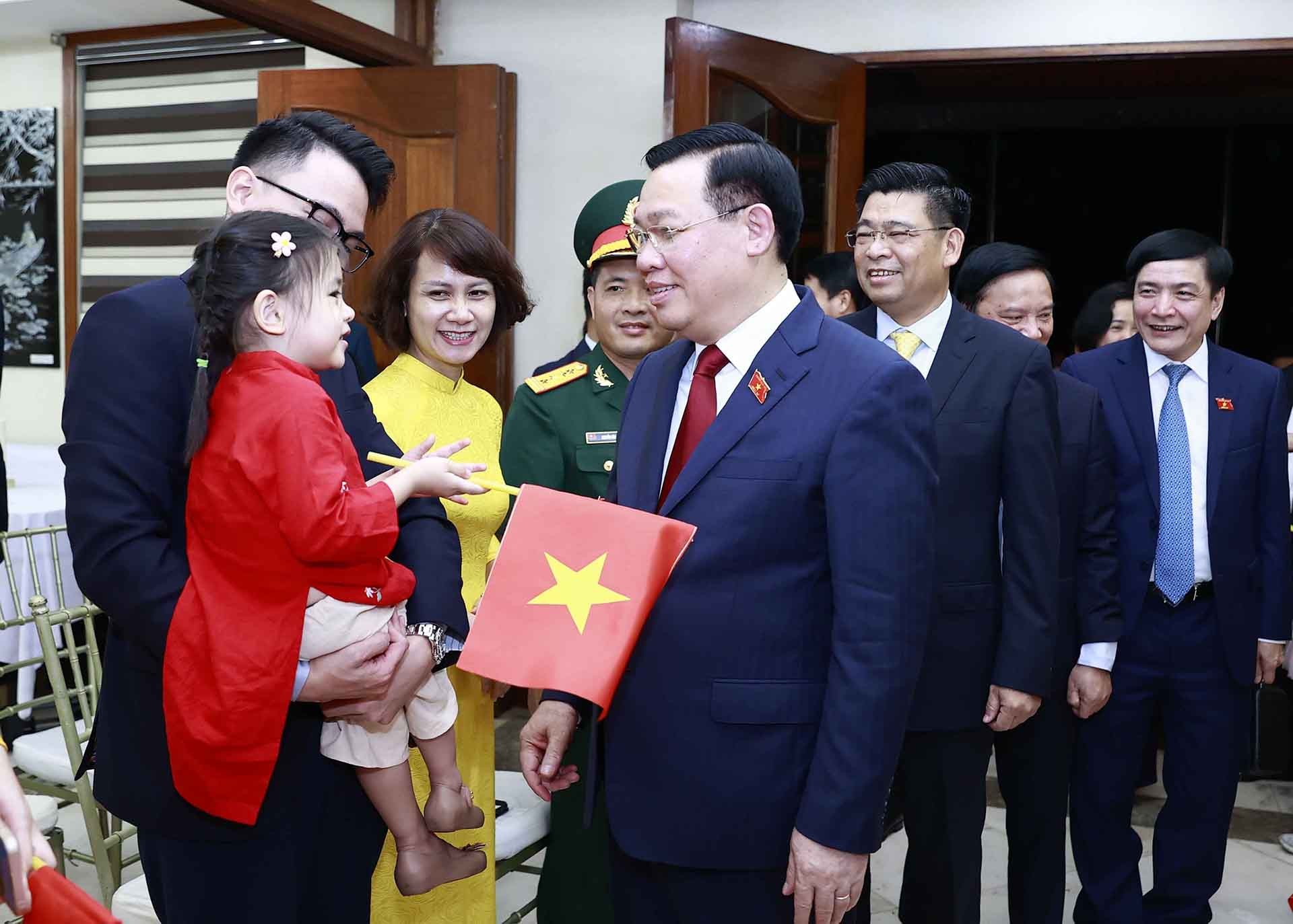  Chủ tịch Quốc hội Vương Đình Huệ đến thăm cán bộ, nhân viên Đại sứ quán Việt Nam tại Philippines. (Nguồn: TTXVN)