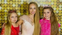 Ukraine: Bí quyết chăm sóc mái tóc dài gần 2m của người mẹ và cặp con gái sinh đôi