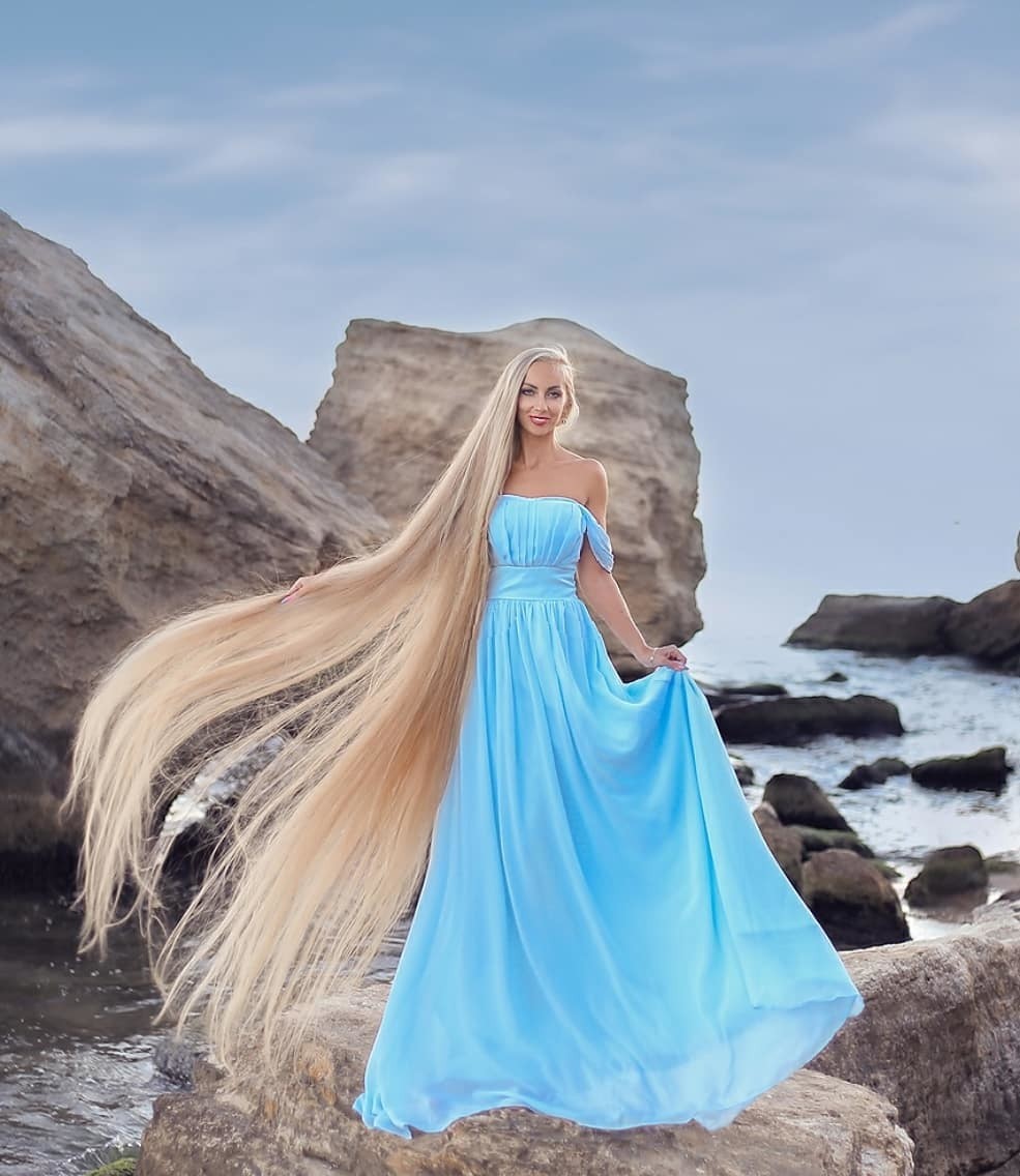 Alena Kravchenko, 37 tuổi, sống tại Ukraine, bắt đầu nuôi mái tóc dài từ năm 5 tuổi. Alena cao 1,65 m nhưng mái tóc của cô dài gần 2 m. Cũng nhờ mái tóc dài ấn tượng, Alena nổi tiếng trên mạng, thường được ví như Rapunzel đời thực.