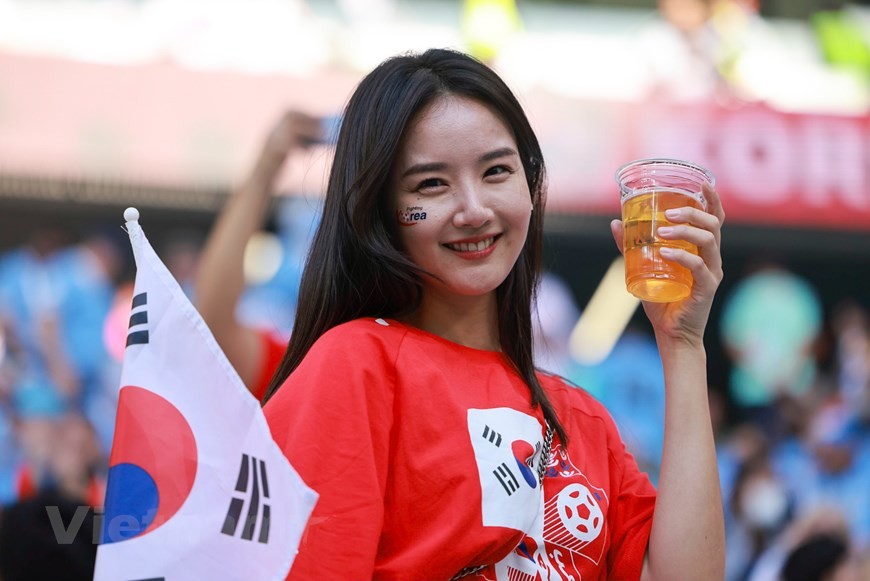 Những bóng hồng xinh đẹp trên khán đài cổ vũ đội tuyển Hàn Quốc và Uruguay