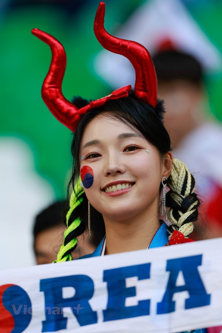 Những bóng hồng xinh đẹp trên khán đài cổ vũ đội tuyển Hàn Quốc và Uruguay