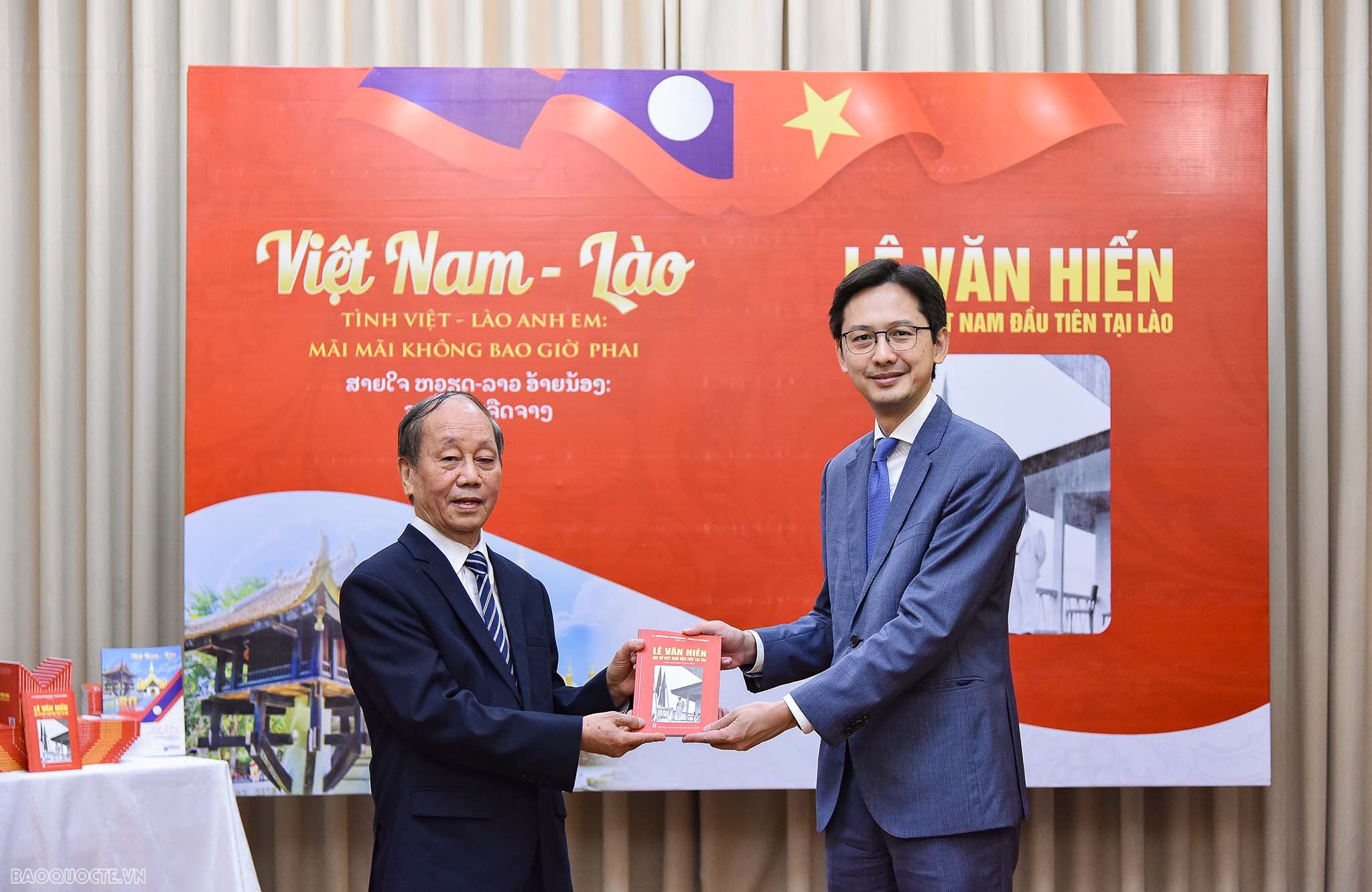 Ra mắt hai ấn phẩm đặc biệt về quan hệ Việt Nam-Lào
