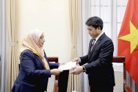 Cục trưởng Cục Lễ tân Nhà nước tiếp nhận bản sao Thư ủy nhiệm bổ nhiệm Đại sứ
