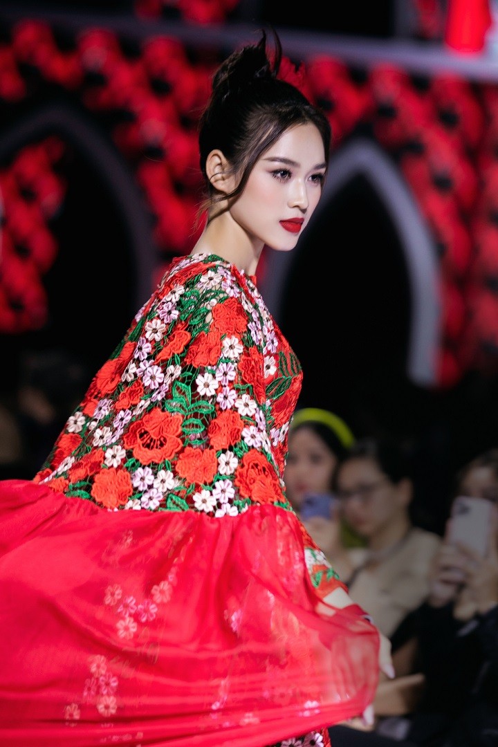 Hoa Hậu Đỗ Thị Hà và Lương Thùy Linh 'hóa' cô dâu trên sàn diễn thời trang