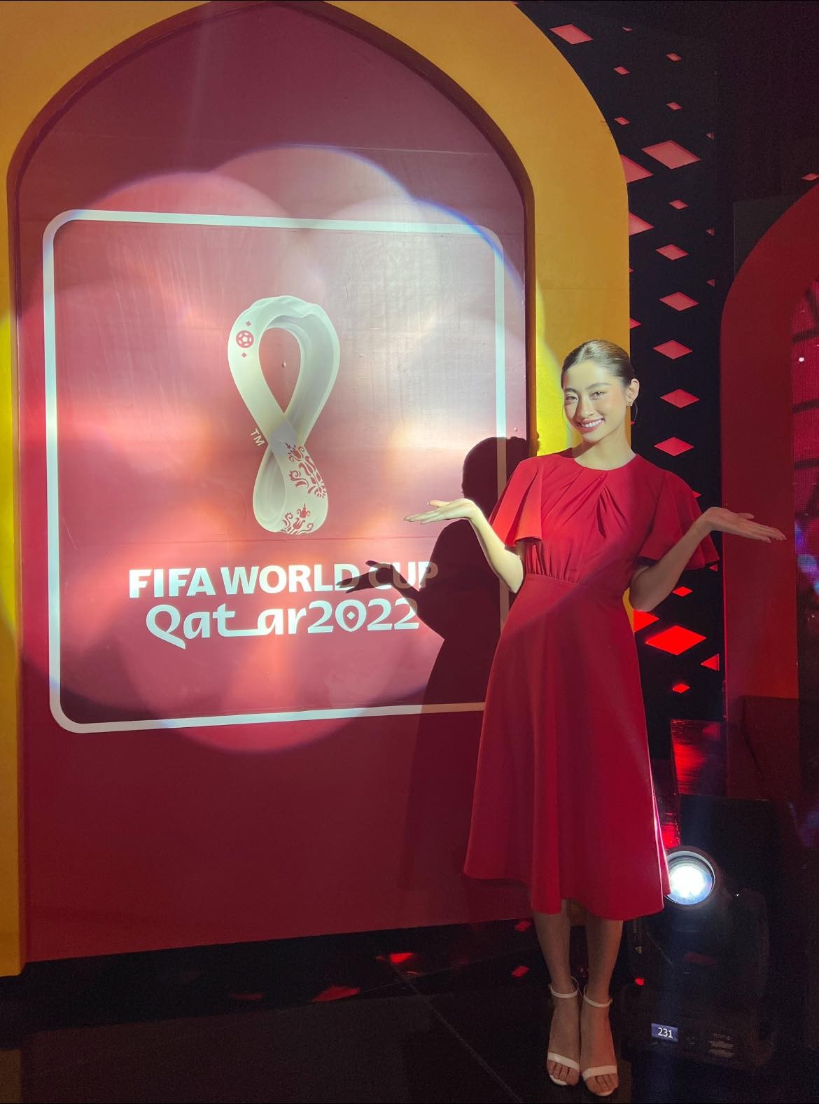 VTV mời hoa hậu thay hotgirl bình World Cup, Lương Thùy Linh được khen tới tấp
