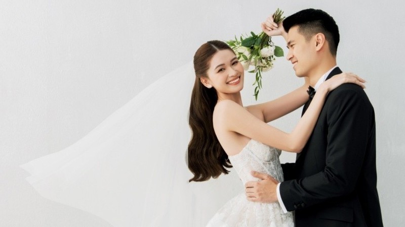 Á hậu Thùy Dung công khai chân dung chồng doanh nhân qua bộ ảnh cưới lãng mạn