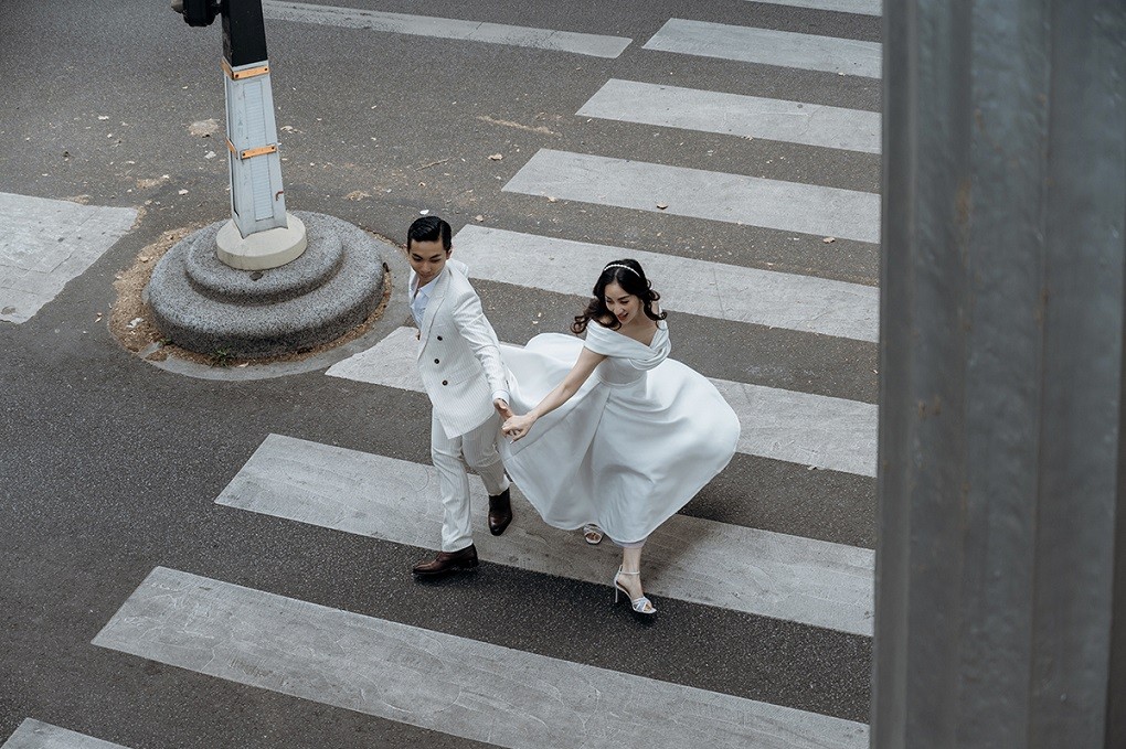 Ảnh cưới chụp ở Paris đậm chất khiêu vũ của Khánh Thi - Phan Hiển