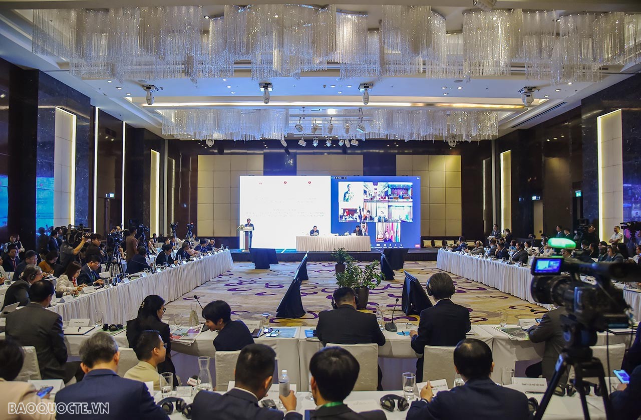 Bộ trưởng Ngoại giao Bùi Thanh Sơn phát biểu khai mạc Hội nghị quốc tế ‘Tăng cường hợp tác với các Quỹ đầu tư nhằm huy động tài chính xanh phục vụ cơ cấu lại doanh nghiệp nhà nước và tăng trưởng bền vững’. (Ảnh: Tuấn Anh)