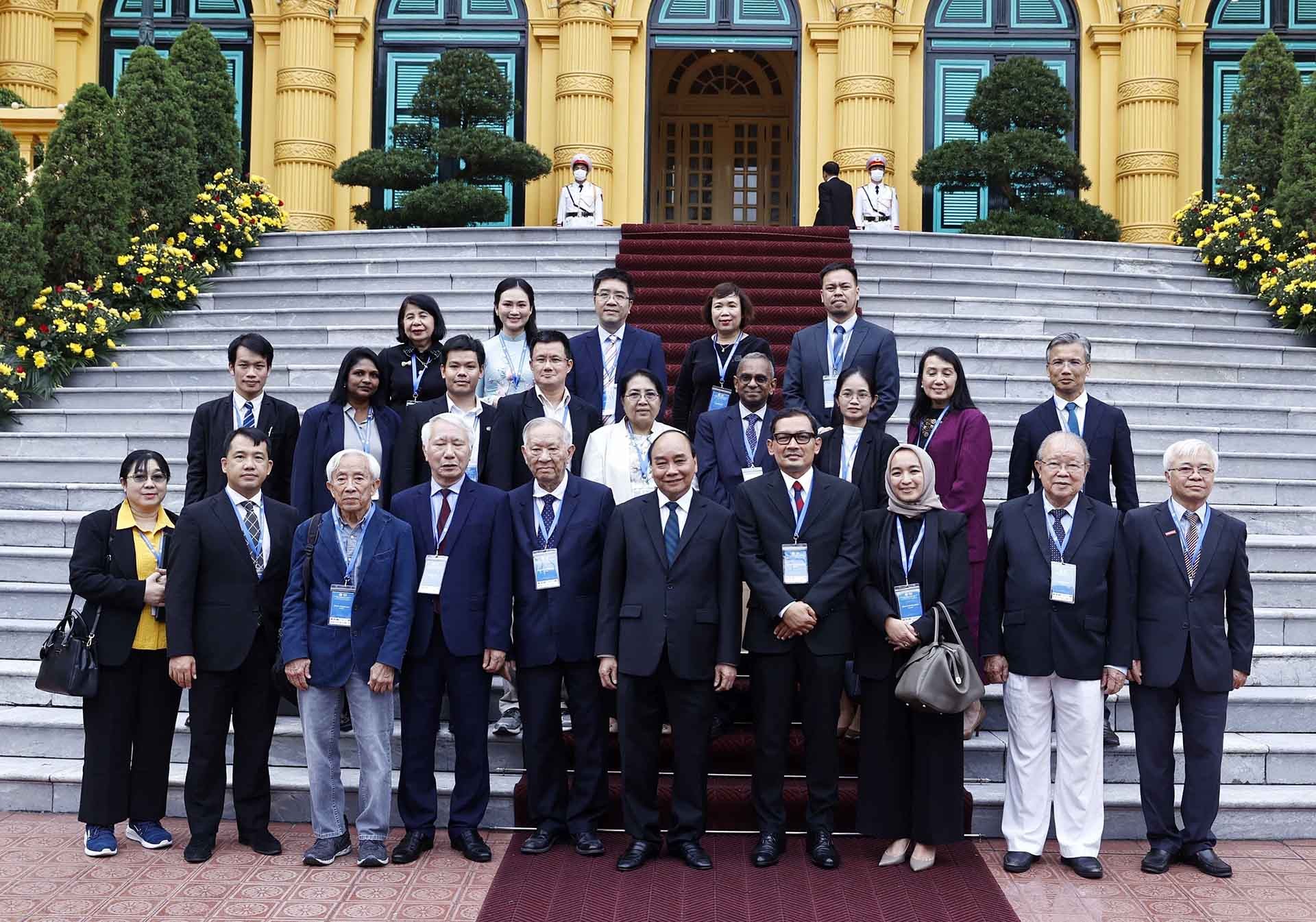 Chủ tịch nước Nguyễn Xuân Phúc với các đại biểu. (Nguồn: TTXVN)