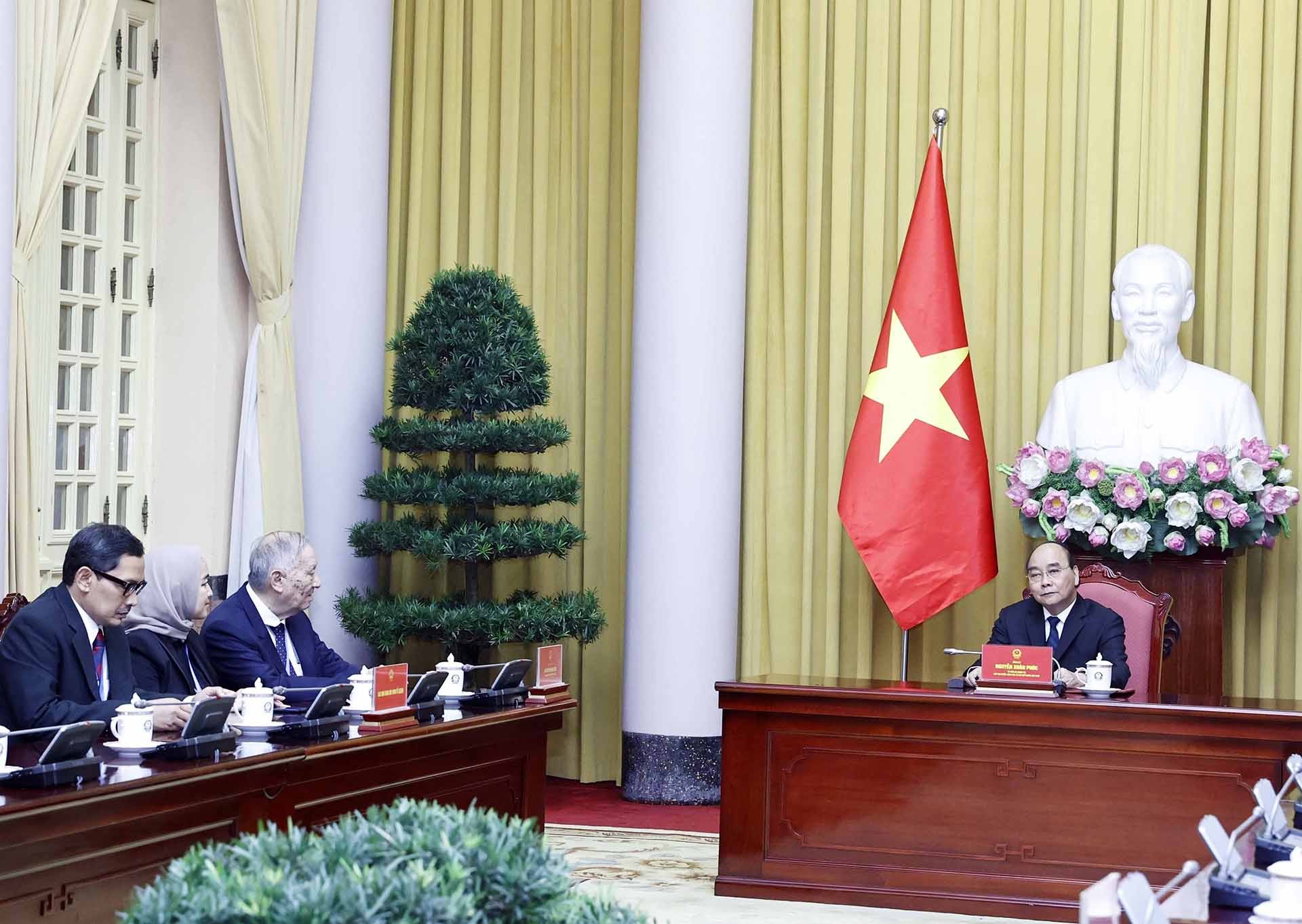 Chủ tịch nước Nguyễn Xuân Phúc tiếp đoàn đại biểu các nhà khoa học kinh tế ASEAN. (Nguồn: TTXVN)