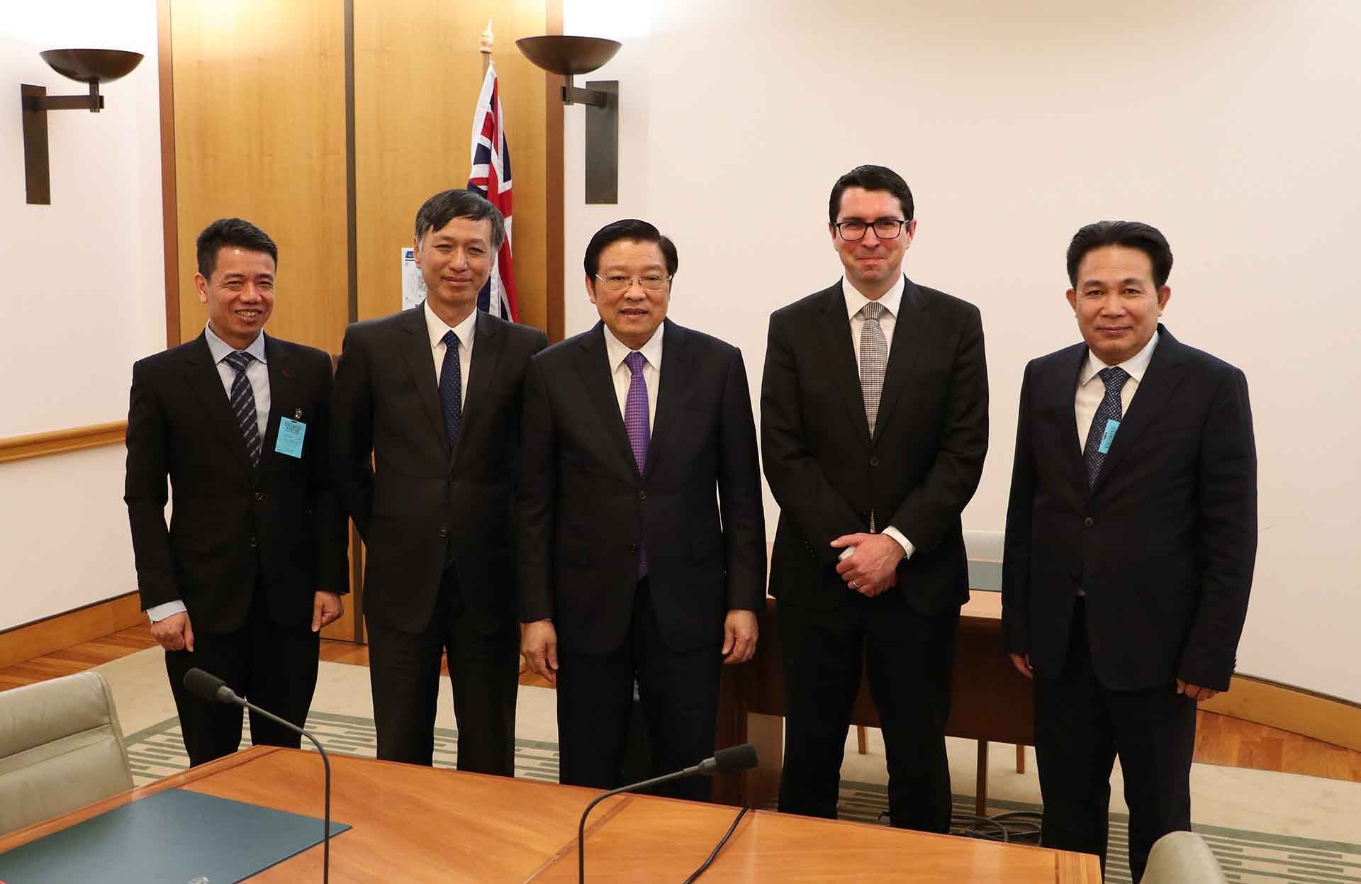 Đồng chí Phan Đình Trạc chụp ảnh với ông Patrick Gorman, Hạ nghị sỹ của Công đảng, Đồng Bộ trưởng, Cố vấn của Thủ tướng Australia sau buổi hội đàm. (Nguồn: TTXVN)