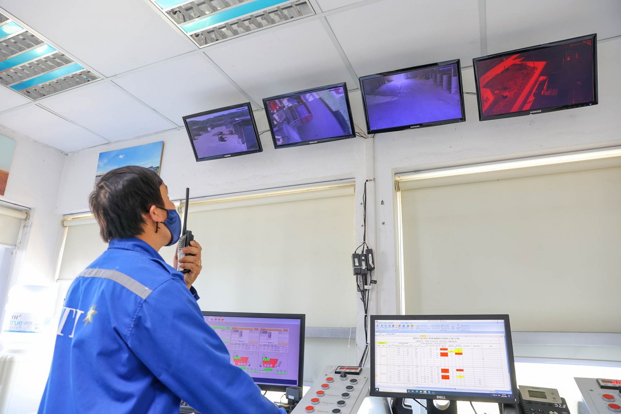 Feed mixing control and monitoring center.