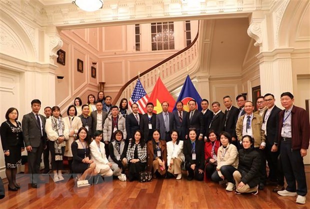 Đoàn công tác chụp ảnh chung với Đại sứ Nguyễn Quốc Dũng và cán bộ của Đại sứ quán Việt Nam tại Mỹ. (Nguồn: TTXVN)