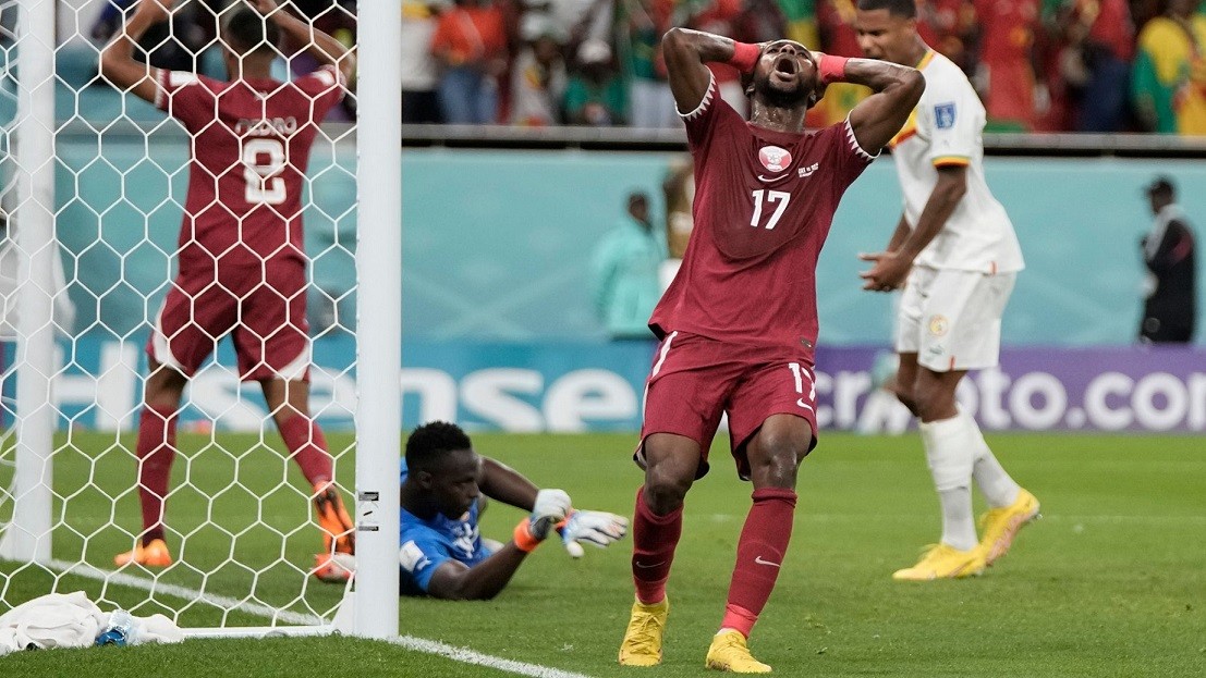 World Cup 2022: Chưa xác định đội vào vòng 1/8; Qatar sớm chia tay