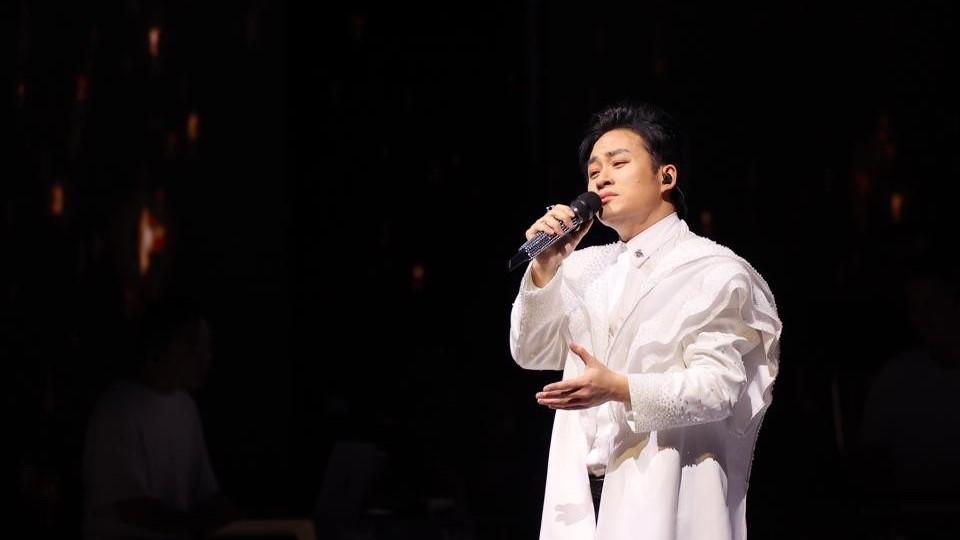 4.000 khán giả thăng hoa cùng liveshow 20 năm của ca sĩ Tùng Dương