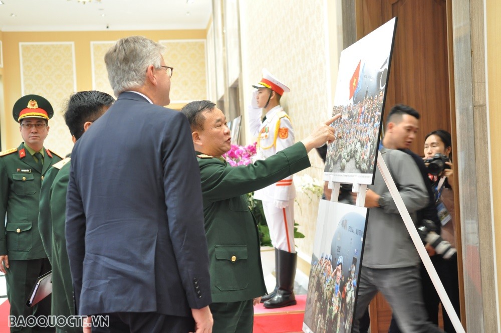 (11.26) Thứ trưởng Bộ Quốc phòng, Thượng tướng Hoàng Xuân Chiến và Phó Tổng Thư ký LHQ Jean-Pierre Lacroix tham quan trưng bày về sự tham gia của nữ quân nhân Việt Nam trong phái bộ GGHB LHQ. (Ảnh: Minh Quân)