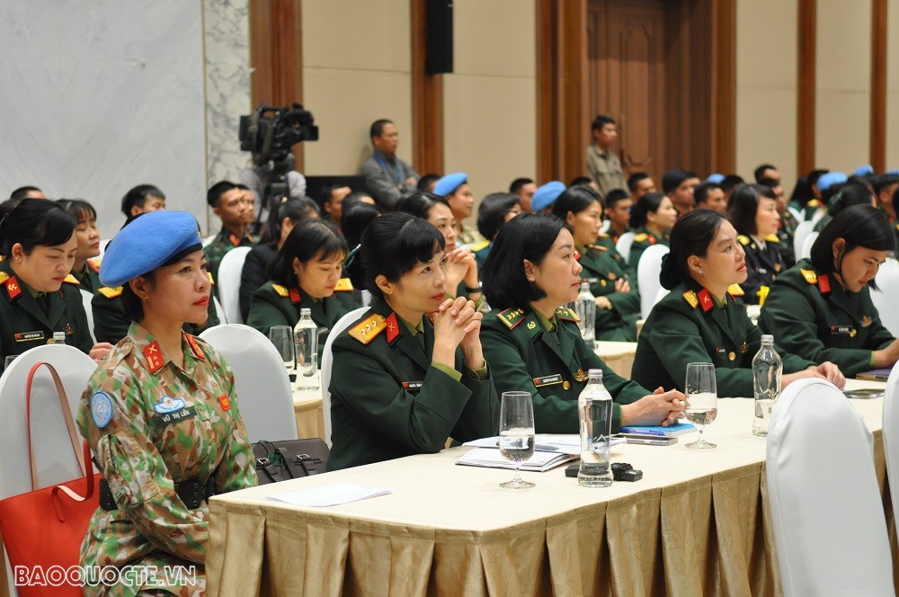 (11.26) Hội nghị lắng nghe phần trình bày của các đại biểu, khách mời. (Ảnh: Minh Quân)