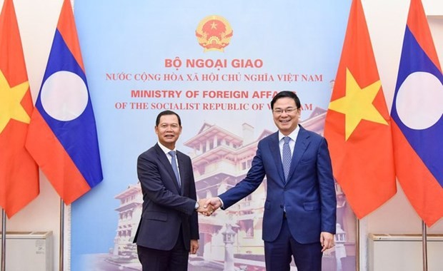 Deputy Foreign Minister Pham Quang Hieu (R) and his Lao counterpart Phoxay Khaykhamphithoune. (Source: VNA)