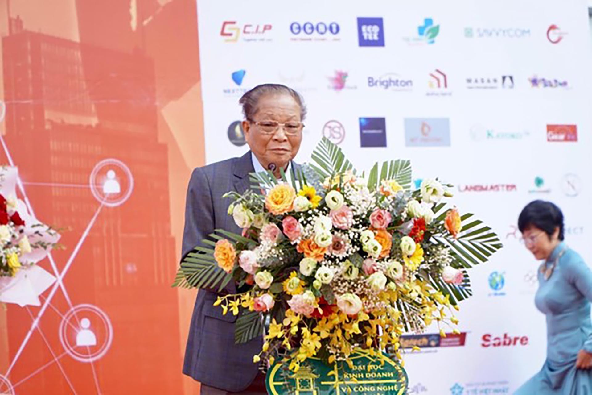 PGS.TS Hà Đức Trụ- Phó hiệu trưởng Trường Đại học Kinh doanh và Công nghệ Hà Nội phát biểu khai mạc Ngày hội.