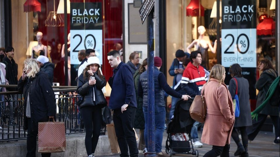 Khủng hoảng chi phí sinh hoạt ‘phủ bóng đen’ lên mùa mua sắm trước Lễ Giáng sinh