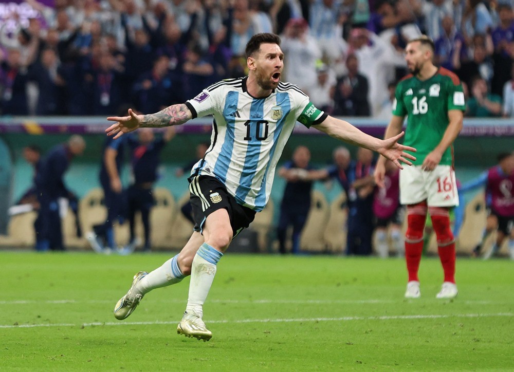 World Cup 2022: Messi tỏa sáng giúp Argentina giữ hy vọng đi tiếp