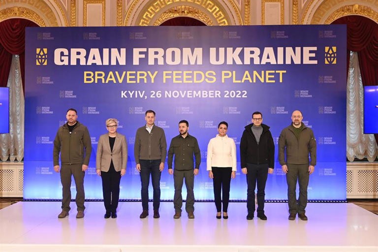 Tổng thống Ukraine Volodymyr Zelensky (giữa) và các nhà lãnh đạo gồm: Thủ tướng Litva Ingrida Simonyte (thứ 2 từ trái sang), Thủ tướng Bỉ Alexander De Croo (thứ 3 từ trái sang), Tổng thống Hungary Katalin Novak (từ 3 từ phải sang) và Thủ tướng Ba Lan Mateus (thứ 2 từ phải sang) tại cuộc họp ở Kiev, ngày 26/11. (Nguồn: BELGA/DPA)