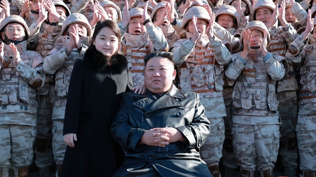 Lần thứ 2 xuất hiện trước công chúng, con gái của Chủ tịch Triều Tiên Kim Jong Un được khen ‘có nét đẹp giống mẹ’