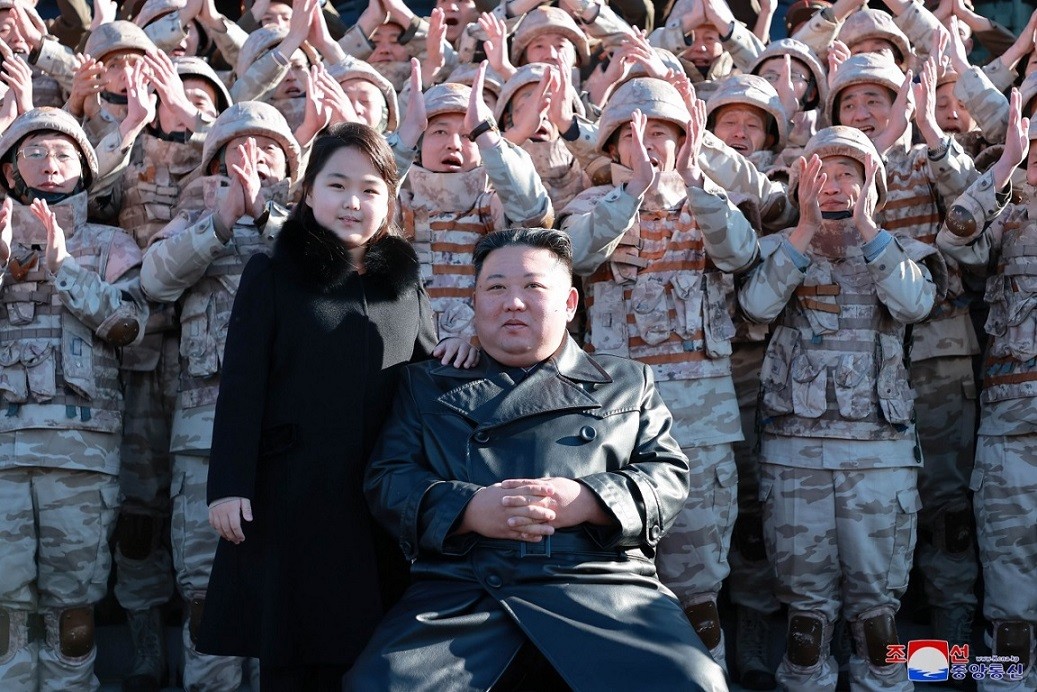 Con gái thứ 2 của Chủ tịch Triều Tiên Kim Jong Un được khen ‘đẹp giống mẹ’
