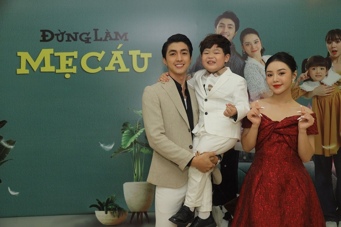 Quỳnh Kool cùng Bình An, bé Tuấn Phong tại họp báo ra mắt phim mới 'Đừng làm mẹ cáu' do họ đóng chính vào chiều 25/1 tại Hà Nội. 