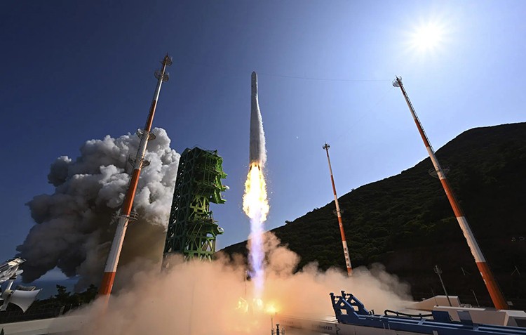Tên lửa Nuri cất cánh từ bệ phóng ở Trung tâm Vũ trụ Naro. (Nguồn: AP)