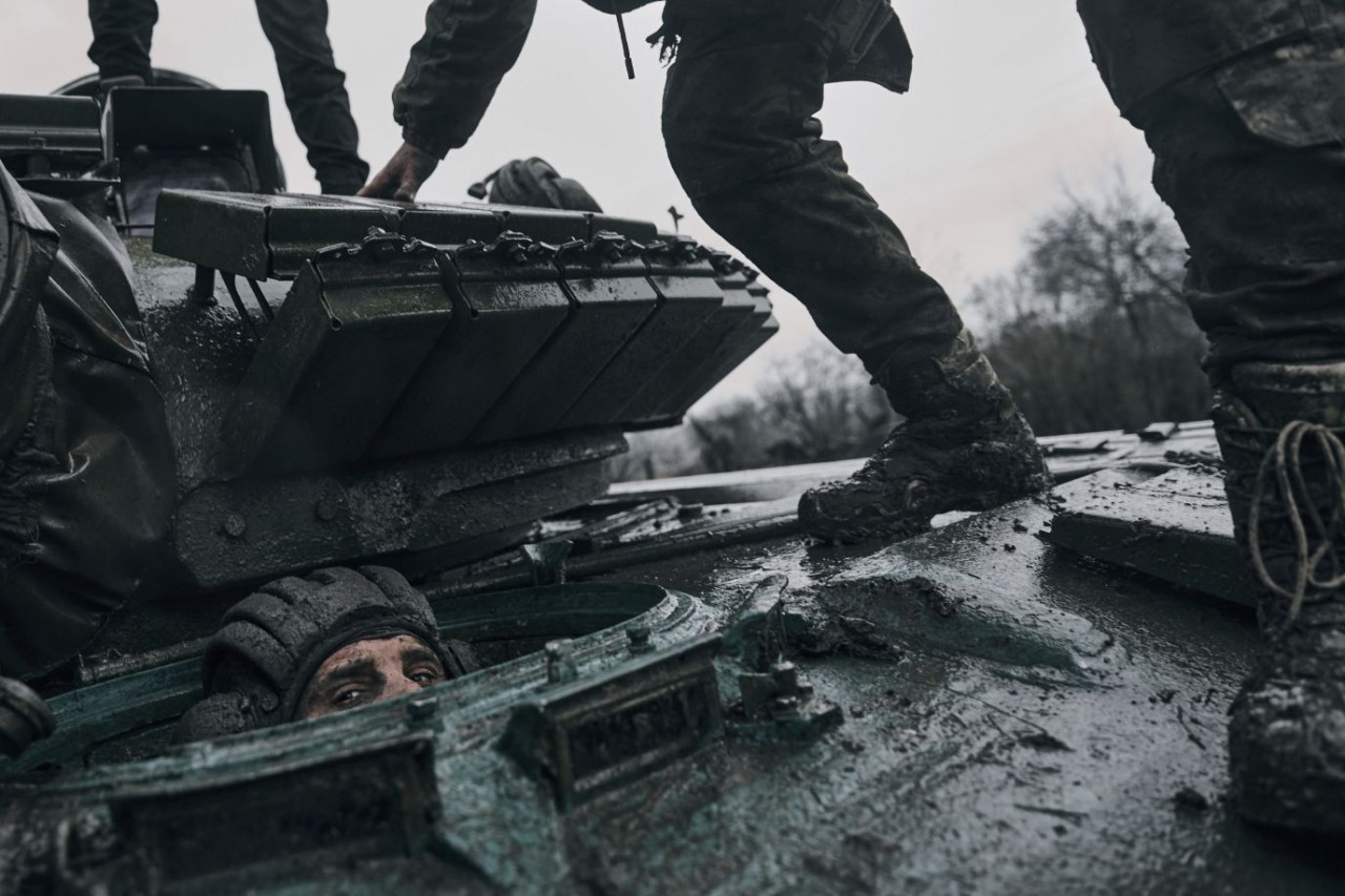 Binh sĩ Ukraine giúp đưa đồng đội ra khỏi chiếc xe tăng Nga ở vùng Donetsk, Ukraine, ngày 22/11. (Nguồn: AP)