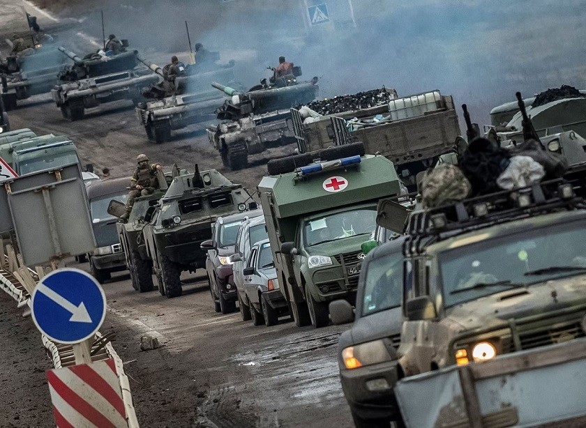 Những chiếc xe tăng và xe quân sự của Ukraine đi trên một con đường ở vùng Kherson, Ukraine, ngày 18/11. (Nguồn: Reuters)