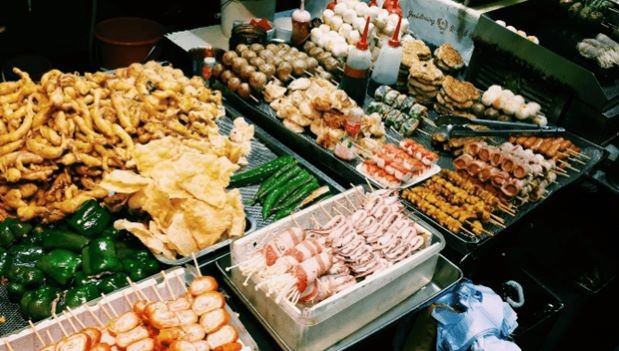 Food offered at a kiosk on a food street (Photo: vntrip.vn)