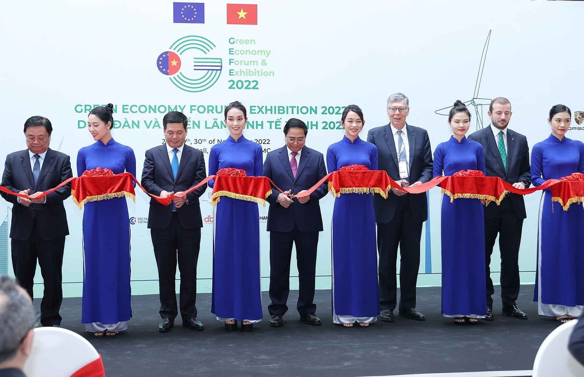 Thủ tướng Phạm Minh Chính và các đại biểu cắt băng khai mạc Triển lãm Kinh tế xanh GEFE 2022. (Nguồn: TTXVN)