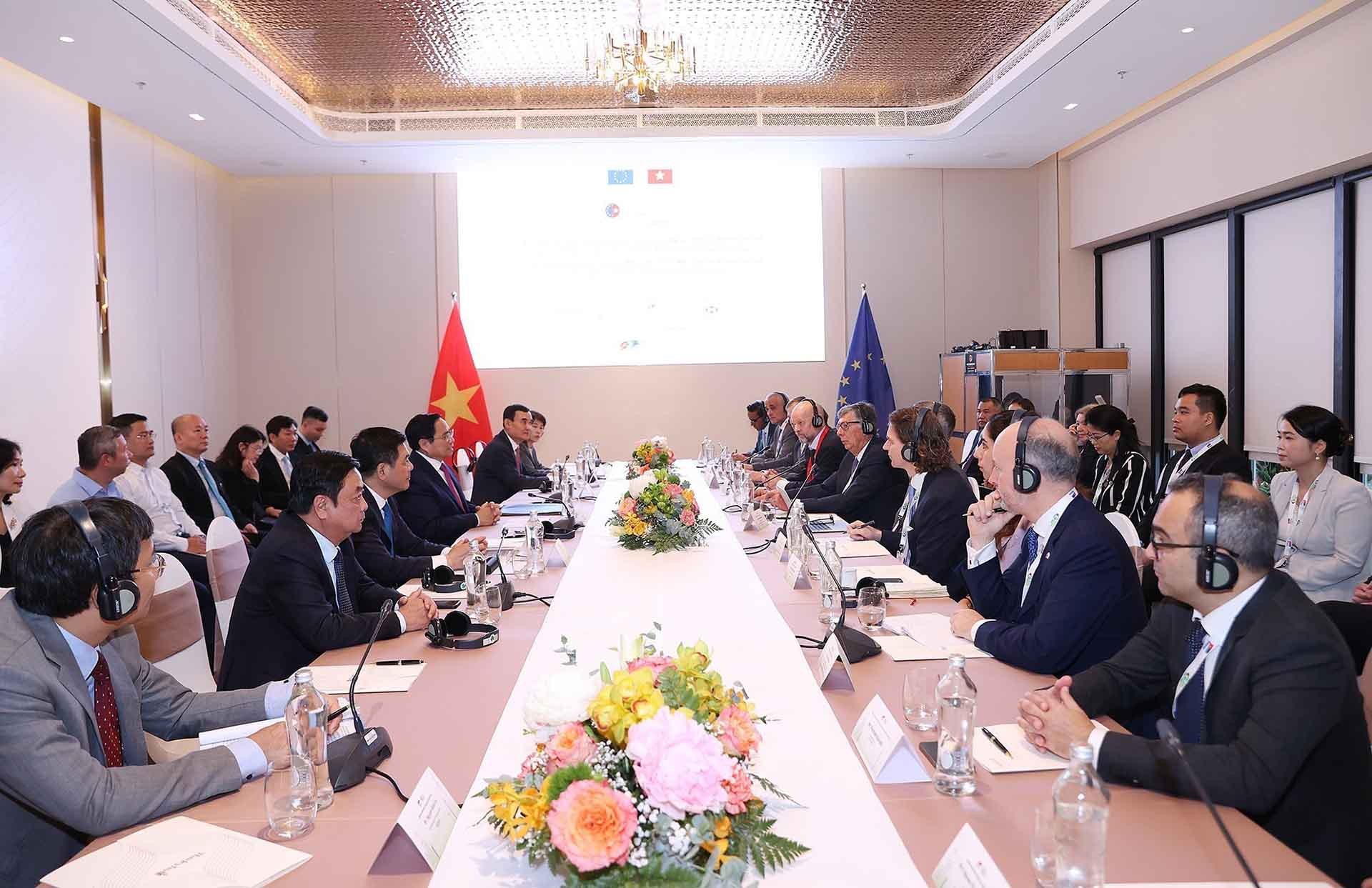 Thủ tướng Phạm Minh Chính với lãnh đạo cấp cao các tập đoàn hàng đầu châu Âu. (Nguồn: TTXVN)