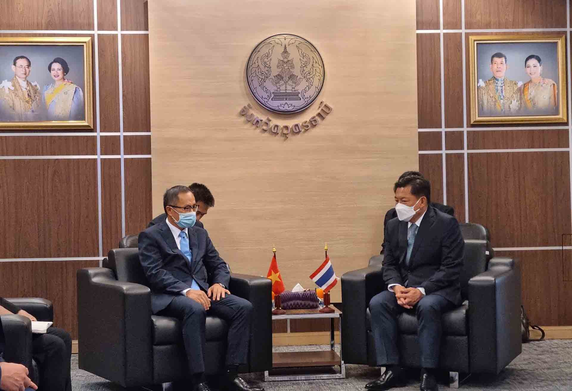 Đại sứ Phan Chí Thành trao đổi với Tỉnh trưởng tỉnh Udon Thani Wanchai Kongkasem