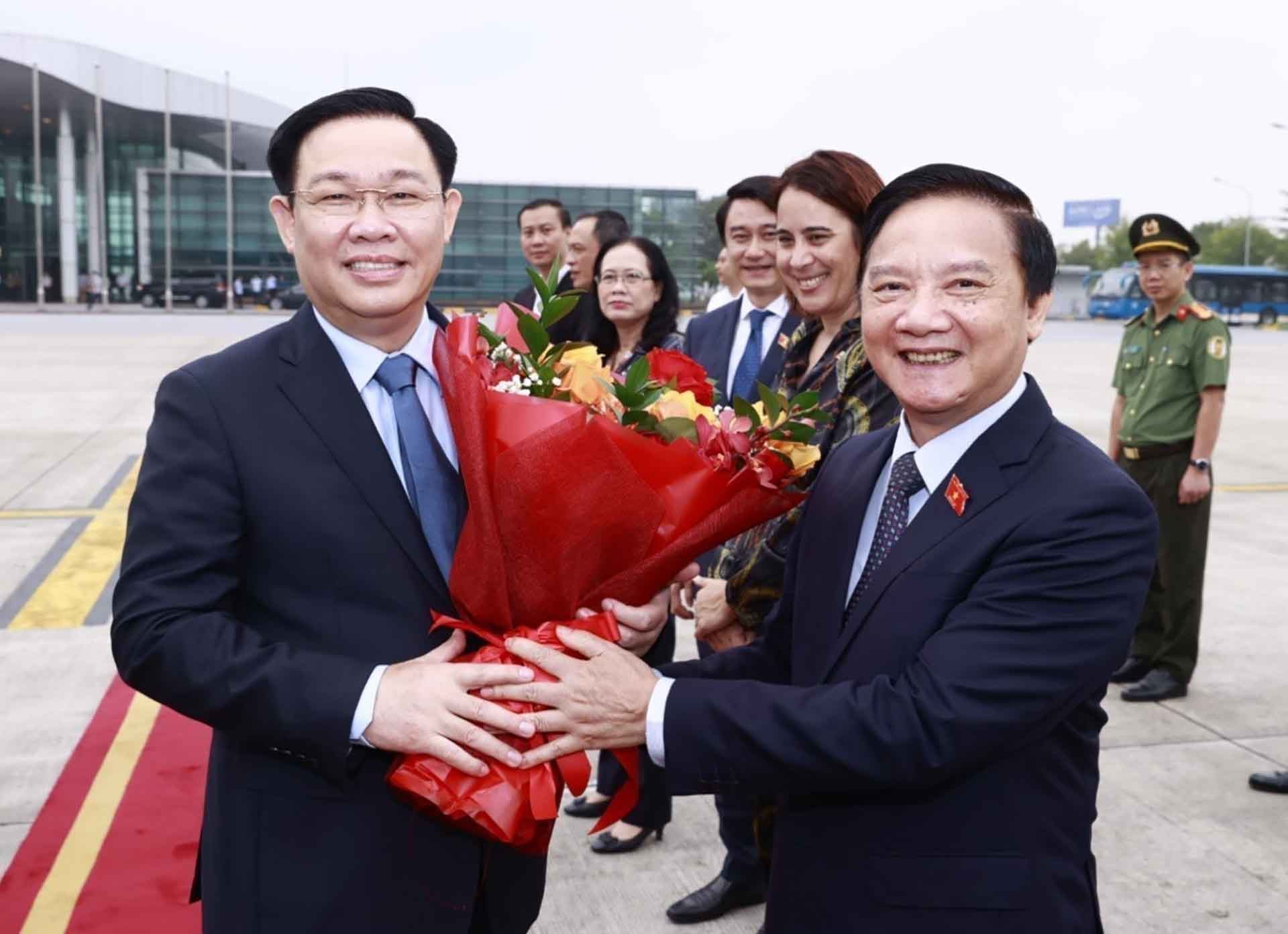 Phó Chủ tịch Quốc hội Nguyễn Khắc Định tiễn Chủ tịch Quốc hội Vương Đình Huệ tại Sân bay quốc tế Nội Bài. (Nguồn: TTXVN)