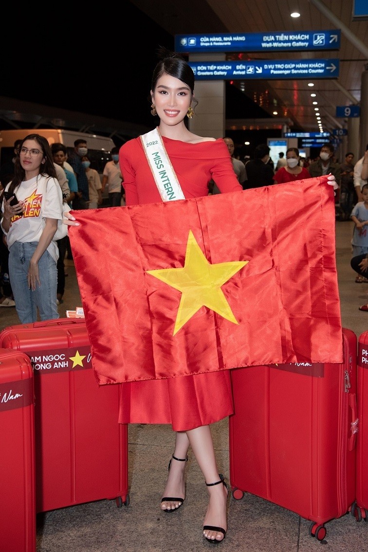 Á hậu Phương Anh lên đường dự thi Hoa hậu Quốc tế 2022