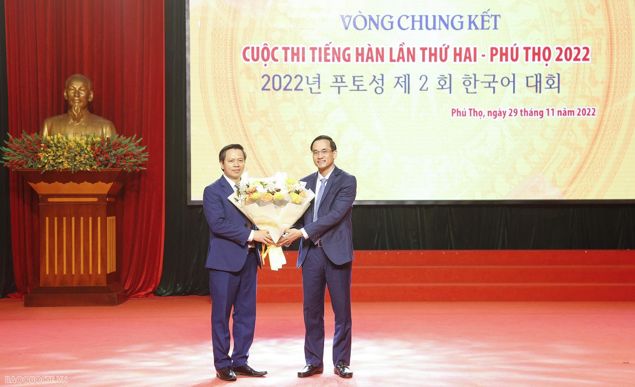 Ông Nguyễn Hải, Ủy viên BTV Tỉnh ủy, Chủ tịch Ủy ban MTTQ tỉnh tặng hoa chúc mừng ban tổ chức cuộc thi.