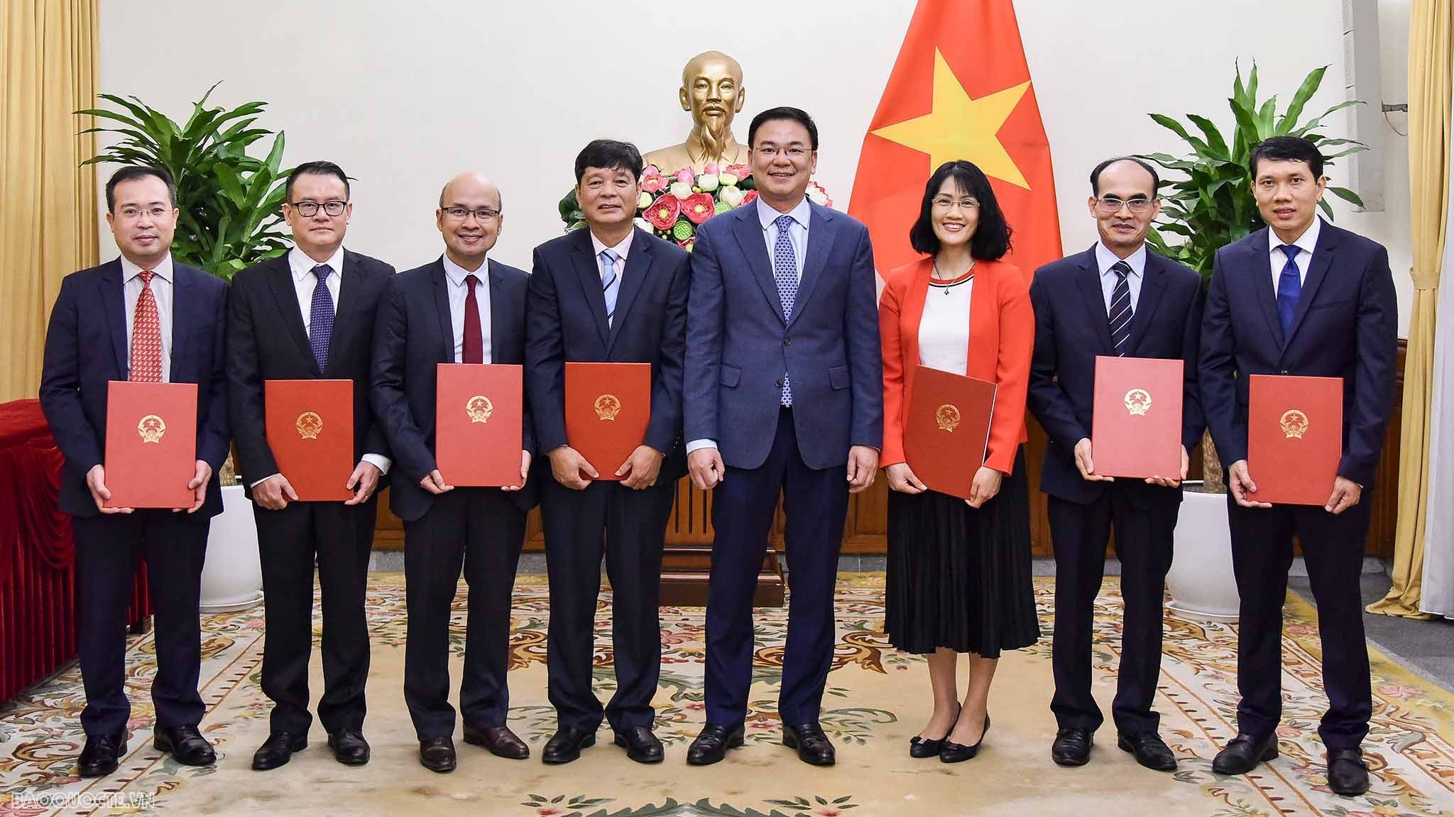 Thứ trưởng Ngoại giao Phạm Quang Hiệu trao quyết định tiếp nhận và điều động 7 cán bộ lãnh đạo cấp Vụ