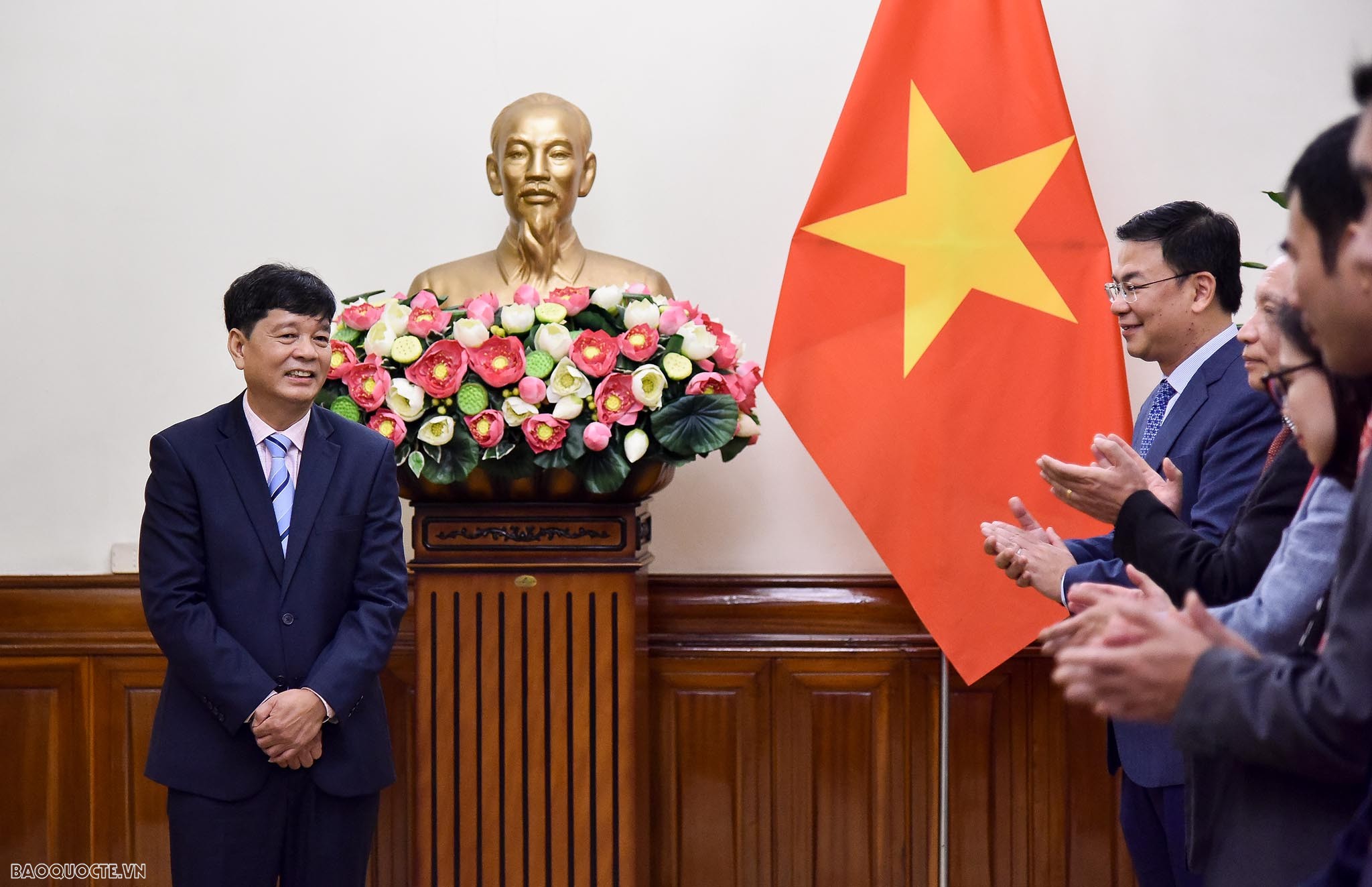 Thứ trưởng Ngoại giao Phạm Quang Hiệu trao quyết định tiếp nhận và điều động 7 cán bộ lãnh đạo cấp Vụ